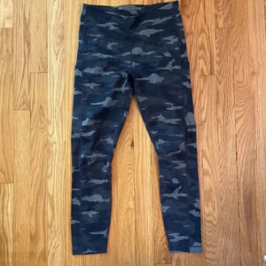 Athleta camo leggings sz S side pockets excellent pre owned condition greys